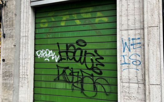 Negozio ad una luce con ampio retro e seconda uscita