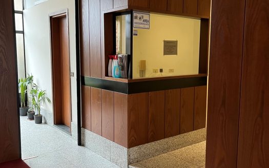 Negozio ad una luce con ampio retro e seconda uscita