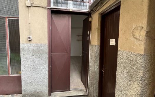 Negozio ad una luce con ampio retro e seconda uscita