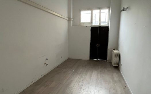 Negozio ad una luce con ampio retro e seconda uscita