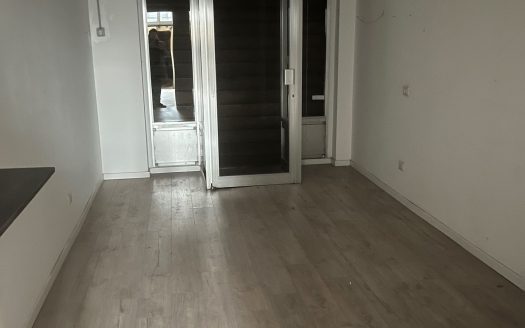 Negozio ad una luce con ampio retro e seconda uscita