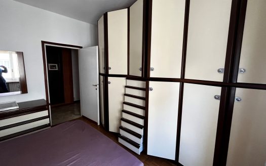 Ampio e Luminoso bilocale con cucina abitabile, balcone e cantina.