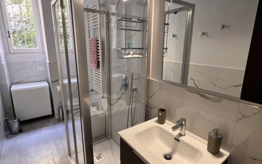tre stanze per studenti con cucina, bagno e giardino in condivisione.