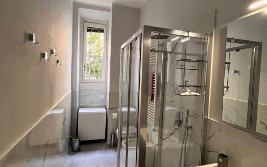 tre stanze per studenti con cucina, bagno e giardino in condivisione.