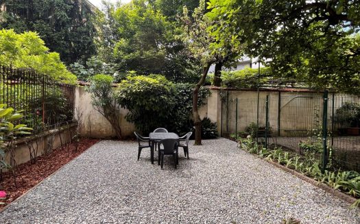 tre stanze per studenti con cucina, bagno e giardino in condivisione.