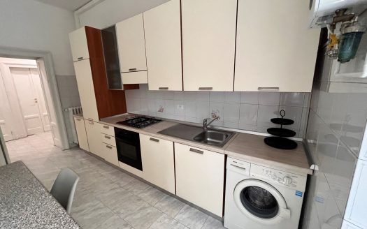tre stanze per studenti con cucina, bagno e giardino in condivisione.