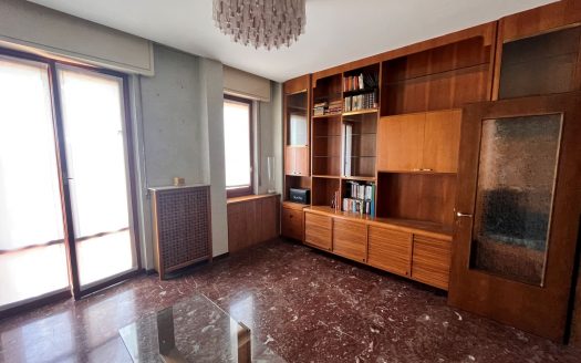 Luminoso trilocale con ampia e godibile balconata, possibilità box