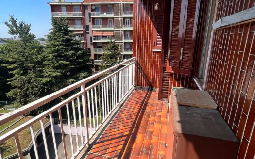 Luminoso trilocale con ampia e godibile balconata, possibilità box
