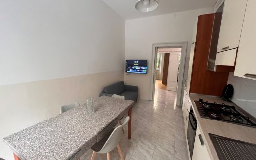 tre stanze per studenti con cucina, bagno e giardino in condivisione.