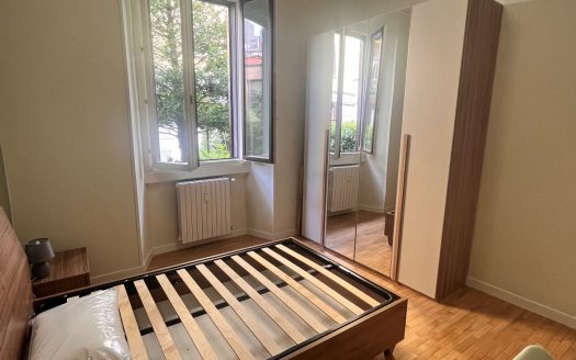 tre stanze per studenti con cucina, bagno e giardino in condivisione.