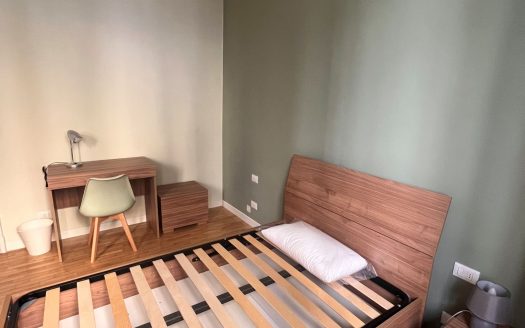 tre stanze per studenti con cucina, bagno e giardino in condivisione.