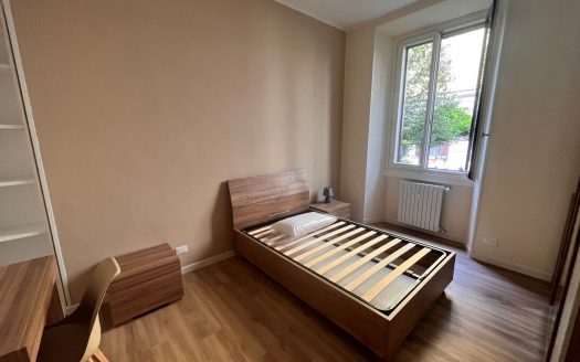 tre stanze per studenti con cucina, bagno e giardino in condivisione.