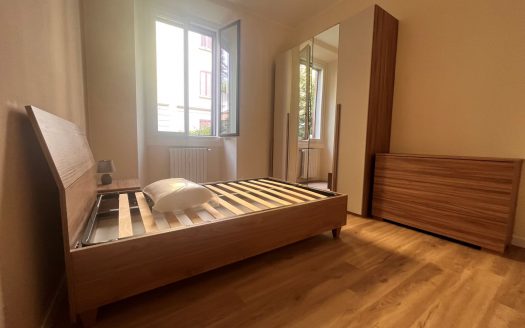 tre stanze per studenti con cucina, bagno e giardino in condivisione.