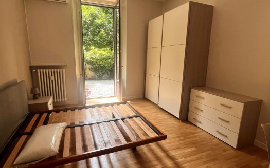 tre stanze per studenti con cucina, bagno e giardino in condivisione.