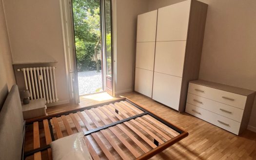 tre stanze per studenti con cucina, bagno e giardino in condivisione.