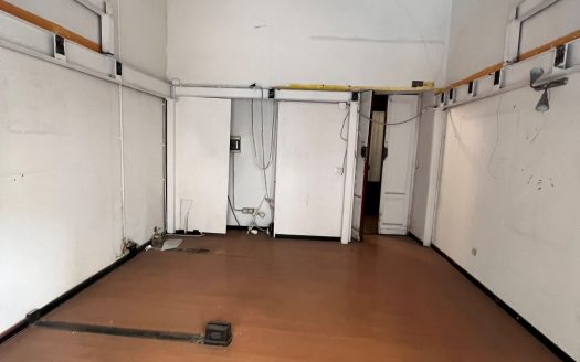 vendesi negozio ad una luce di mq 28 con cantina separata di 30mq