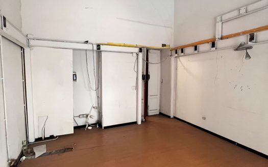 vendesi negozio ad una luce di mq 28 con cantina separata di 30mq