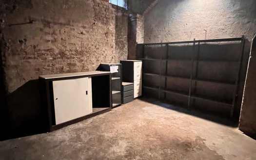 vendesi negozio ad una luce di mq 28 con cantina separata di 30mq