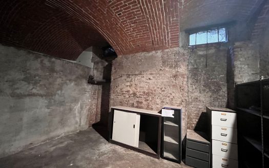 vendesi negozio ad una luce di mq 28 con cantina separata di 30mq