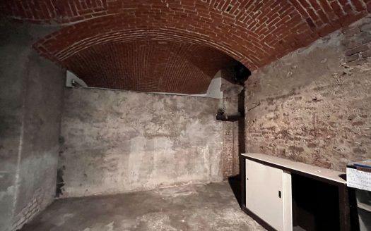 vendesi negozio ad una luce di mq 28 con cantina separata di 30mq