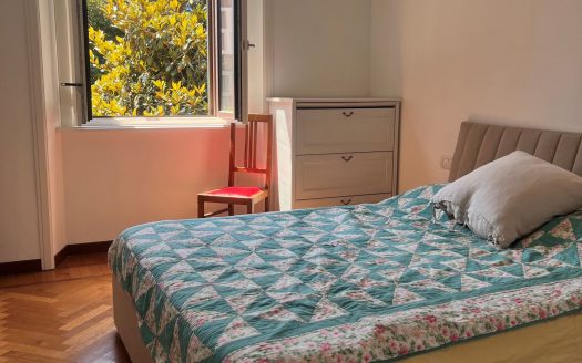 Luminoso ed ampio bilocale con splendidi affacci su giardino interno