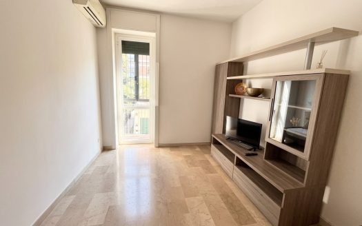 Ampio e luminoso monolocale con cucina abitabile e terrazzino godibile