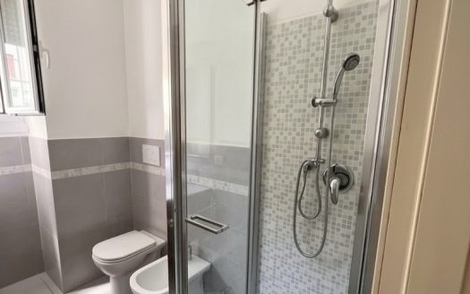 Ampio e luminoso monolocale con cucina abitabile e terrazzino godibile