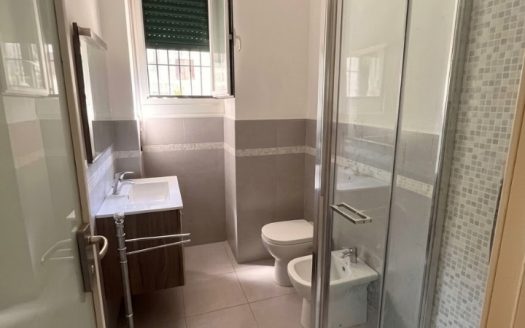 Ampio e luminoso monolocale con cucina abitabile e terrazzino godibile