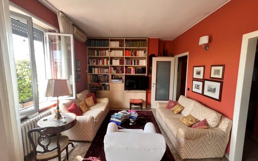 Panoramico attico di 4 locali con terrazzo al piano