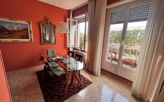 Panoramico attico di 4 locali con terrazzo al piano
