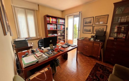 Panoramico attico di 4 locali con terrazzo al piano