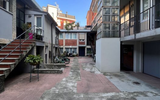 Laboratorio con due uffici e servizi