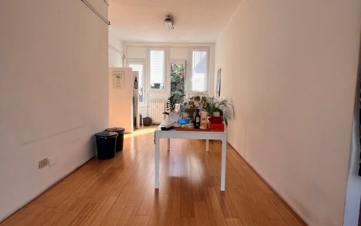 Laboratorio con due uffici e servizi