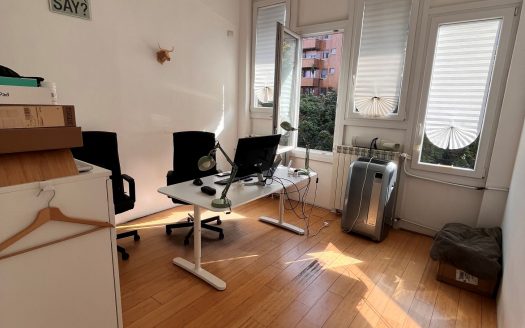 Laboratorio con due uffici e servizi