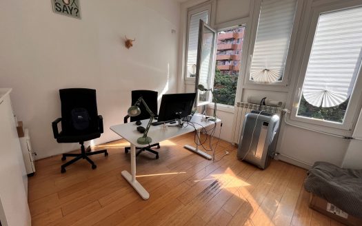 Laboratorio con due uffici e servizi